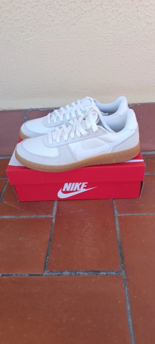 Nike Beige y Blancas