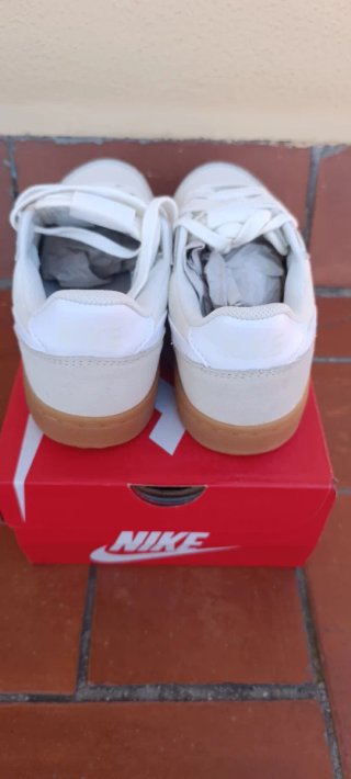 Nike Beige y Blancas