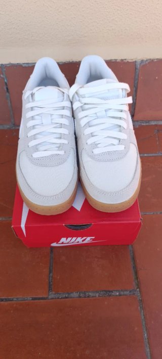 Nike Beige y Blancas