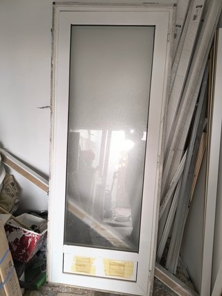 Puerta de patio blanca con cristal