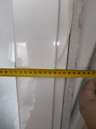 Puerta de patio blanca con cristal