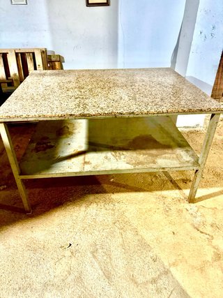 Mesa de trabajo con tapa de mármol