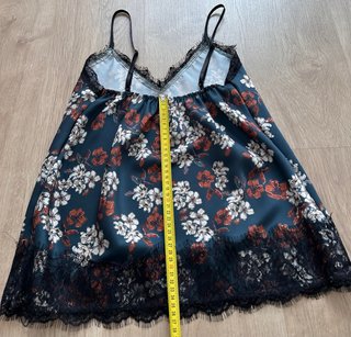 Camiseta tirantes con encaje floral