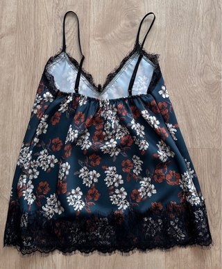 Camiseta tirantes con encaje floral