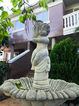 Fuente de piedra para exterior