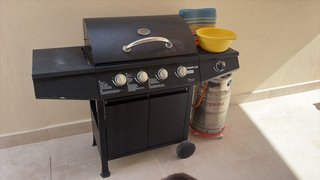 Barbacoa de gas negra
