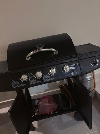 Barbacoa de gas negra