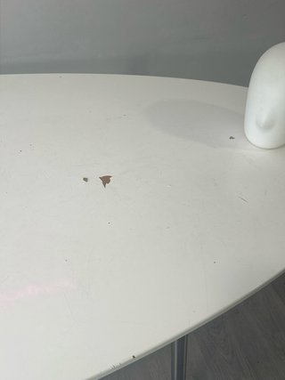Mesa ovalada blanca.