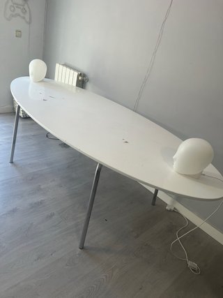 Mesa ovalada blanca.