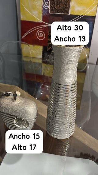 Jarrón y manzana decorativa plateados modernos