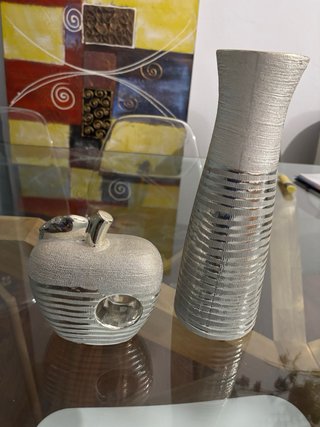 Jarrón y manzana decorativa plateados modernos