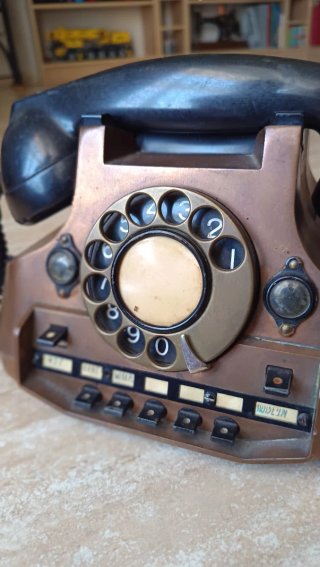 Teléfono antiguo cobre y negro