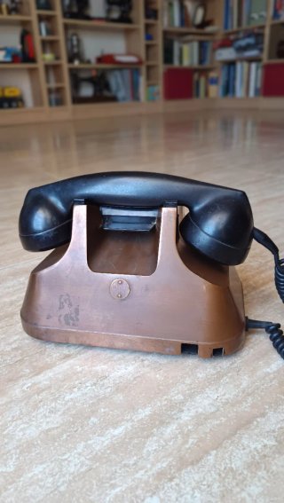 Teléfono antiguo cobre y negro
