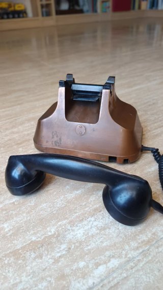 Teléfono antiguo cobre y negro