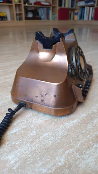 Teléfono antiguo cobre y negro
