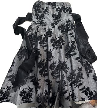 Vestido de fiesta plateado y negro