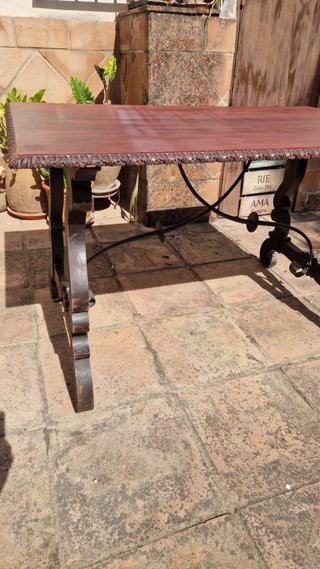 Mesa de madera rústica