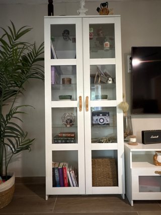 Vitrina de cristal y madera