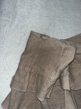 Falda beige de pana con volantes