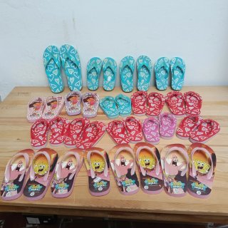 Lote de chanclas infantiles