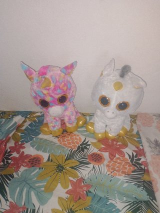 Dos peluches unicornio