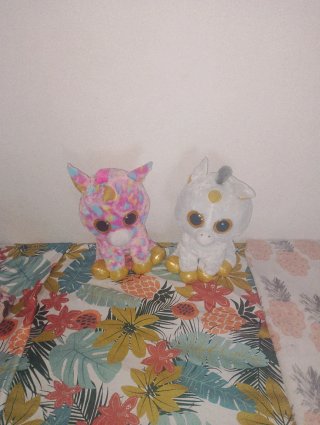Dos peluches unicornio