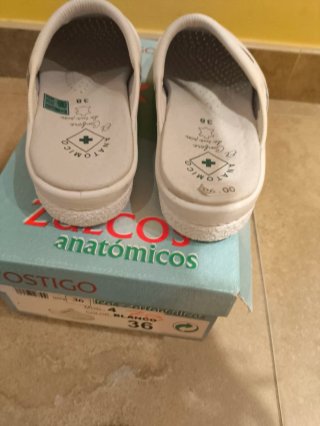 Zuecos POSTIGO Blancos Talla 36 nuevos