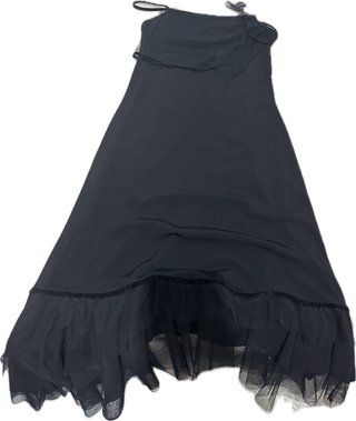 Vestido de fiesta negro con volantes