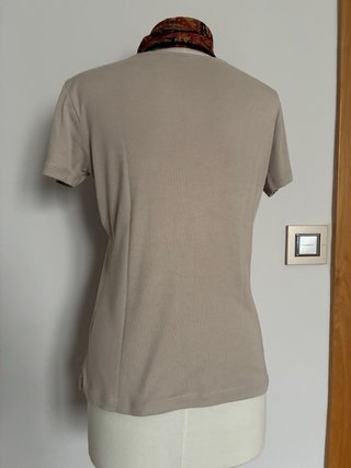 Camiseta beige mujer con detalles