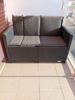 Sofá de exterior gris y negro