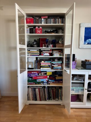 Librería Ikea blanca con puertas de cristal
