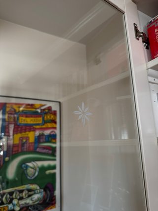 Librería Ikea blanca con puertas de cristal