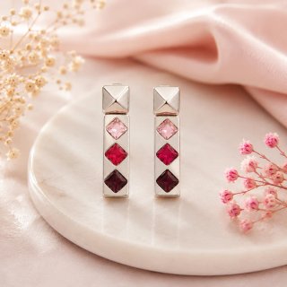 Pendientes largos plateados con piedras rosadas