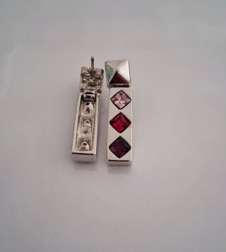 Pendientes largos plateados con piedras rosadas