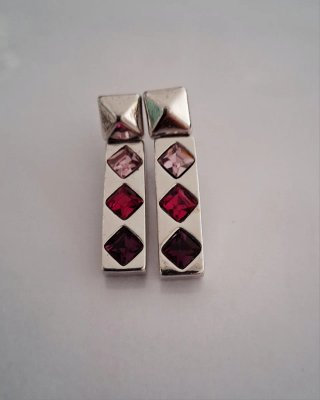 Pendientes largos plateados con piedras rosadas