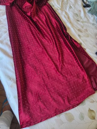 Vestido vermelho com brilho dourado