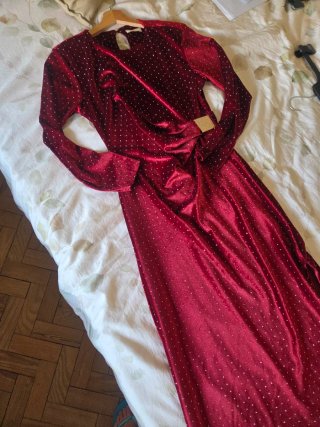 Vestido vermelho com brilho dourado