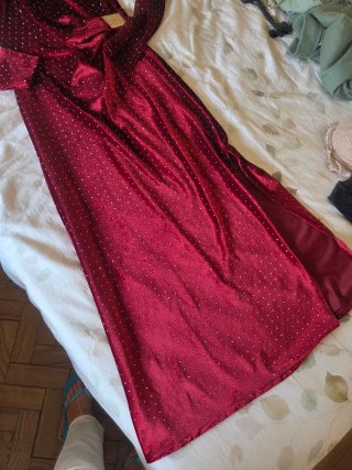Vestido vermelho com brilho dourado