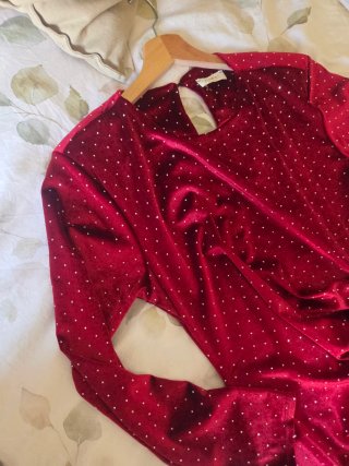 Vestido vermelho com brilho dourado