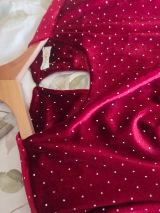 Vestido vermelho com brilho dourado