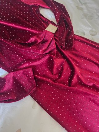 Vestido vermelho com brilho dourado