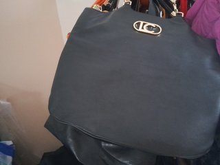 Bolso negro con detalle dorado