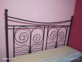 Cama de hierro IKEA con somier