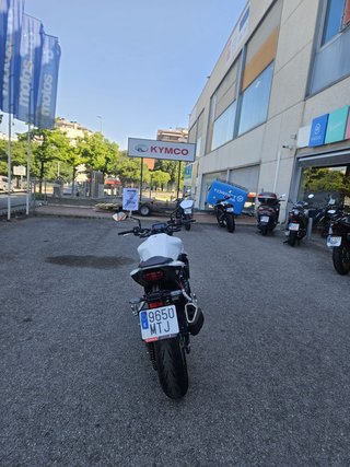 Honda Hornet 750 - Blanca y Roja