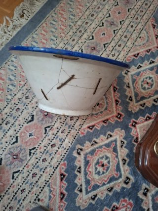 Cuenco de cerámica antiguo pintado