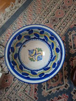 Cuenco de cerámica antiguo pintado