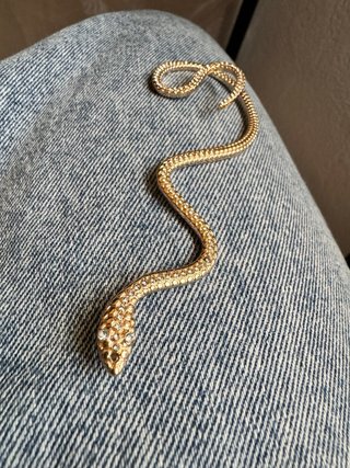 Pendiente serpiente dorado con brillantes