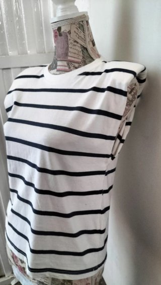 Jersey rayas blancas y negras con hombreras