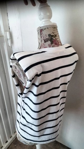 Jersey rayas blancas y negras con hombreras