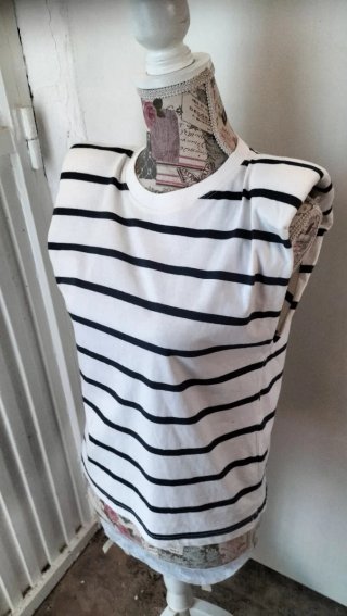 Jersey rayas blancas y negras con hombreras